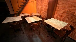 5 Mesas Mármol y 10 Sillas Madera base de hierro