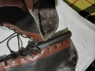 Stivali alti in pelle marrone e nero