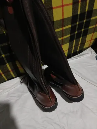 Stivali alti in pelle marrone e nero