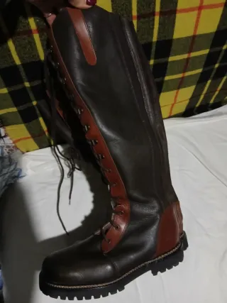 Stivali alti in pelle marrone e nero