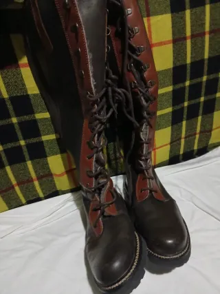 Stivali alti in pelle marrone e nero