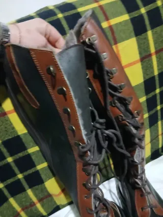 Stivali alti in pelle marrone e nero