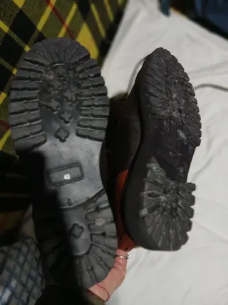 Stivali alti in pelle marrone e nero