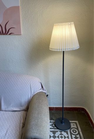 Lámpara de pie gris oscura con pantalla