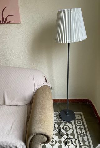 Lámpara de pie gris oscura con pantalla