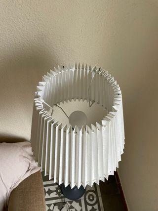 Lámpara de pie gris oscura con pantalla