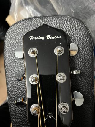 Banjo Harley Benton con  6 cuerdas y funda rígida
