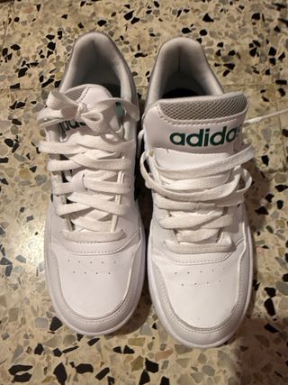 Zapatillas deportivas Adidas blancas y verdes
