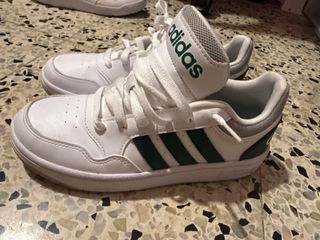 Zapatillas deportivas Adidas blancas y verdes