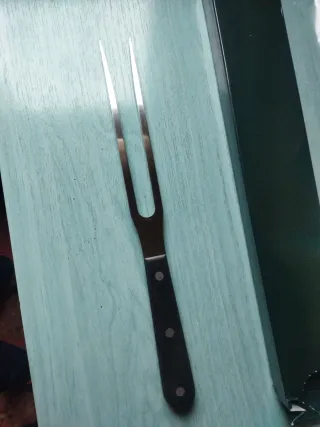 Tenedor de trinchar de metal y fibra