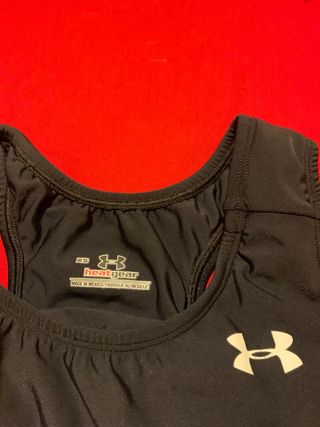 Camiseta deportiva tirantes Under Armour negra
