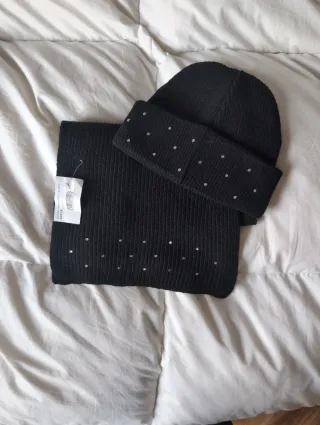 Set cappello e sciarpa con strass