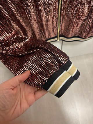 cazadora Bomber brillante rosa y dorado.