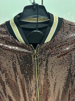 cazadora Bomber brillante rosa y dorado.