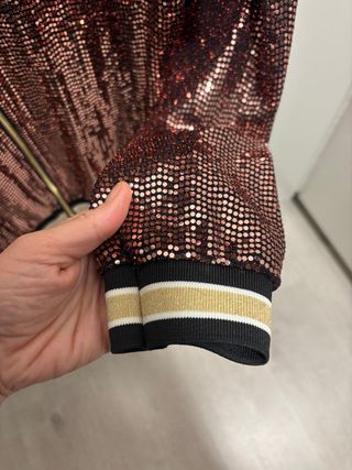 cazadora Bomber brillante rosa y dorado.