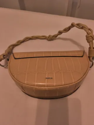 Bolso de mano beige con asa trenzada
