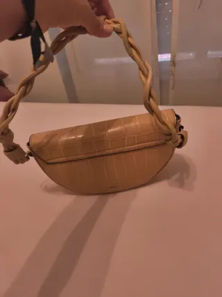 Bolso de mano beige con asa trenzada