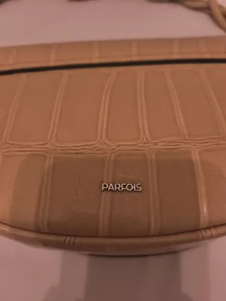 Bolso de mano beige con asa trenzada