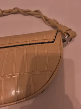 Bolso de mano beige con asa trenzada