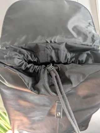 Mochila cuero grande Eastpak negra