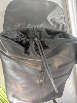 Mochila cuero grande Eastpak negra