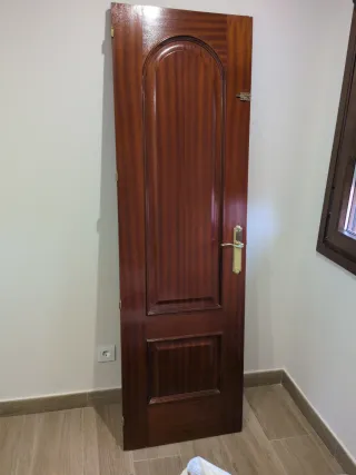 Puerta madera maciza