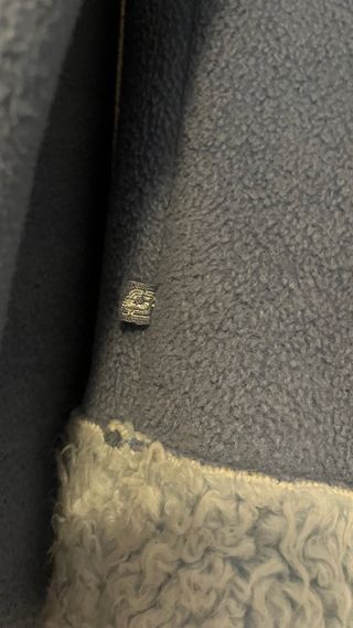 Chaqueta polar azul con detalles