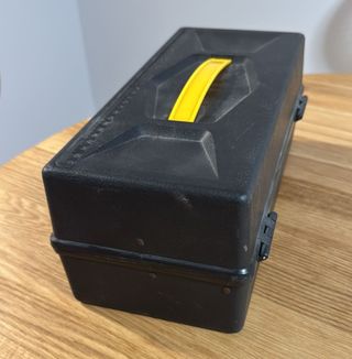 Caja de herramientas expandible negra y amarilla