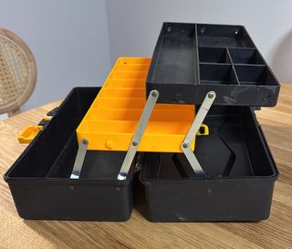 Caja de herramientas expandible negra y amarilla