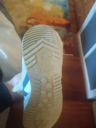 Tenis Munich blancos con detalles en rojo y azul