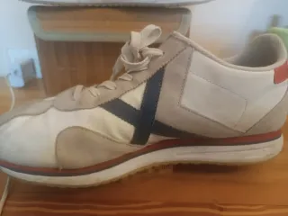 Tenis Munich blancos con detalles en rojo y azul