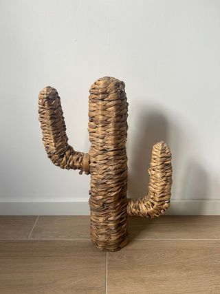 Cactus de mimbre decorativo