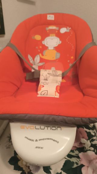 Mecedora bebé casi nueva con música