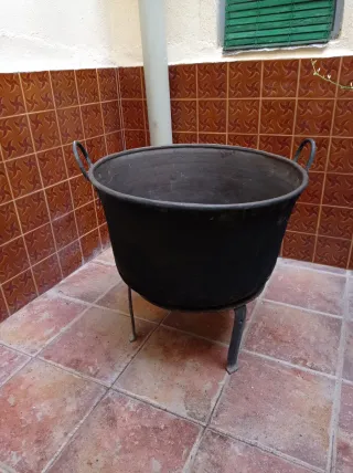 Antico calderone di rame grande