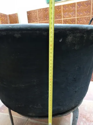 Antico calderone di rame grande