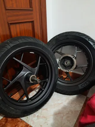 Llantas con cubiertas Xmax 125/250
