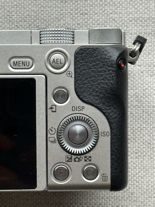 Sony Alpha A6000 Plata + Lente 16-50mm + SD Kodak