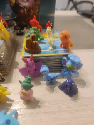 +190 Carte Pokémon (8 Holo o reve.) e 24 Figure