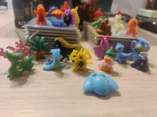 +190 Carte Pokémon (8 Holo o reve.) e 24 Figure