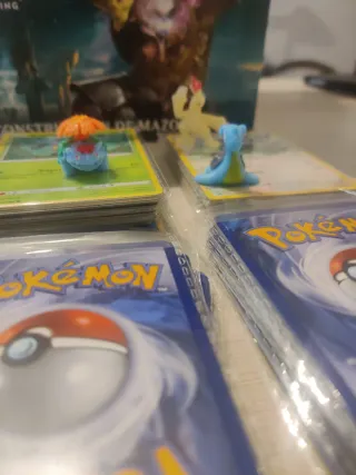 +190 Carte Pokémon (8 Holo o reve.) e 24 Figure