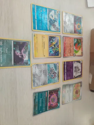 +190 Carte Pokémon (8 Holo o reve.) e 24 Figure