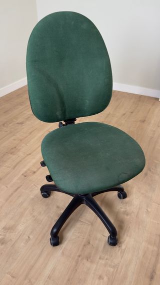 Silla de escritorio con tapicería verde.