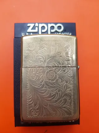 Mechero Zippo USA con grabado floral
