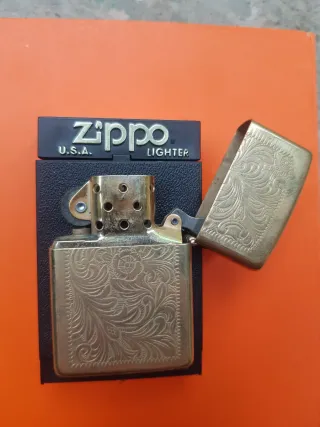Mechero Zippo USA con grabado floral
