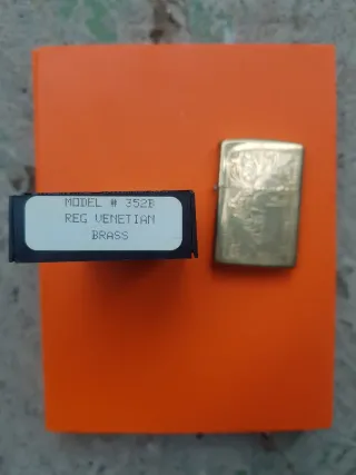 Mechero Zippo USA con grabado floral