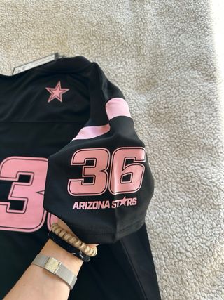 camiseta oversize negra y rosa