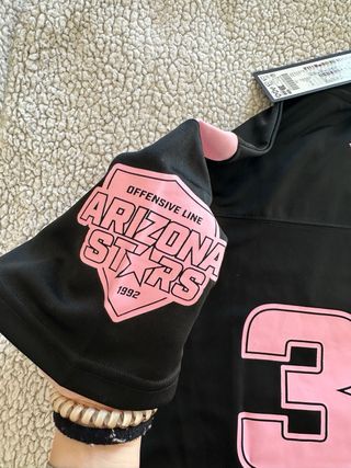 camiseta oversize negra y rosa