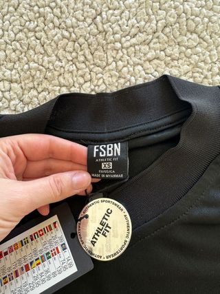 camiseta oversize negra y rosa