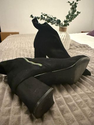Botines Stradivarius tacón cuadrado negros