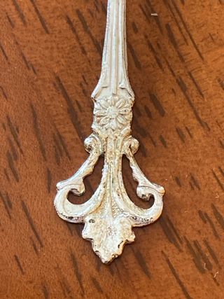 Cucchiaino sale decorato a conchiglia vintage